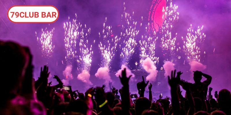 Khách hàng trải nghiệm dịch vụ và không gian tại 79Club Bar