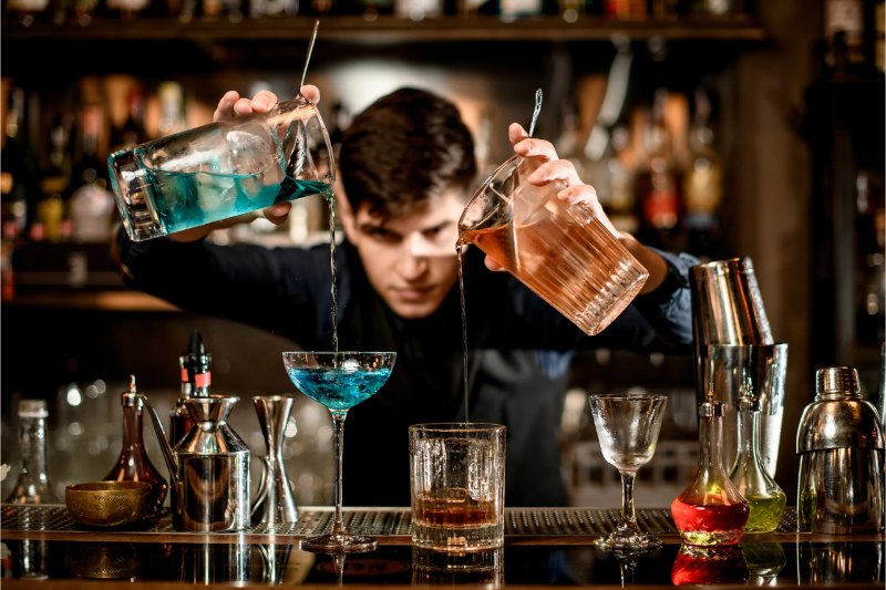 Cocktail được biết đến là thức uống chứa cồn kết hợp nhiều nguyên liệu