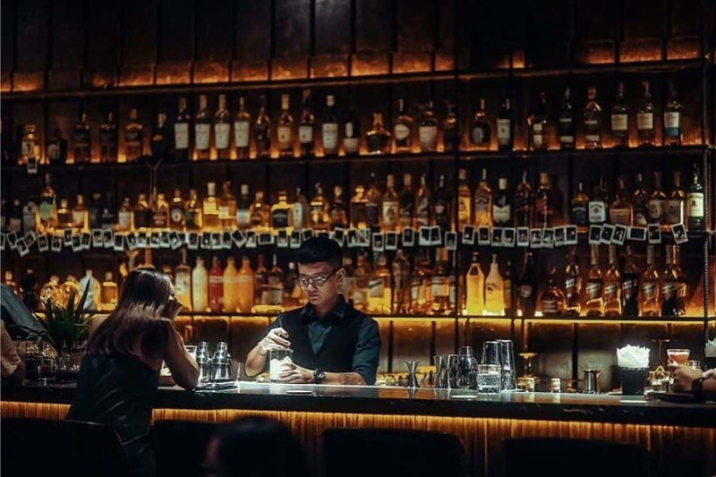 Trong bar thường phục vụ trên 10 loại rượu khác nhau 