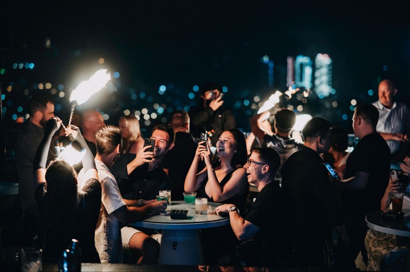 Đi Bar hết bao nhiêu tiền muốn tiết kiệm nên đi theo nhóm