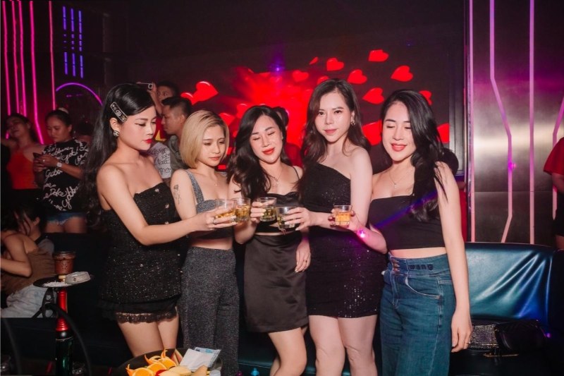 Đi bar mặc gì thoải mái mà không kém phần ấn tượng?