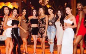 Váy cut-out với chi tiết khoét lưng hoặc eo giúp nàng khoe đường cong quyến rũ