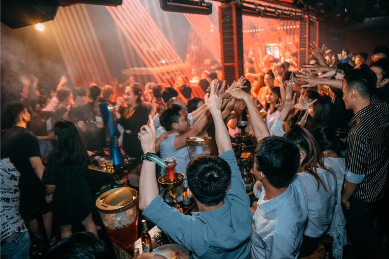 Phái nam đi bar mặc gì cho sành điệu?