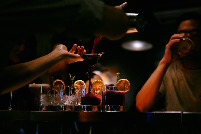 Tránh uống quá say khi lên bar một mình 