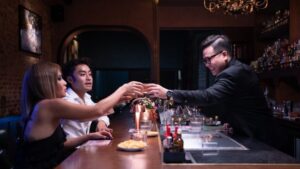 Kinh nghiệm đi bar 1 mình kết nối và giao tiếp