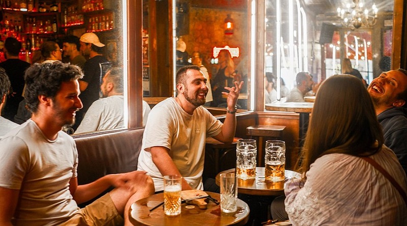 Không khí ô nhiễm là tác hại của đi Bar hiện nay