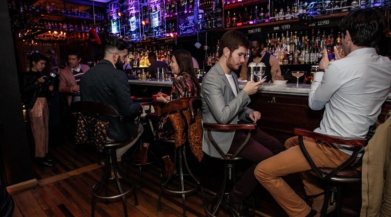 Đặt bàn trước khi đi Bar vào những ngày đông khách